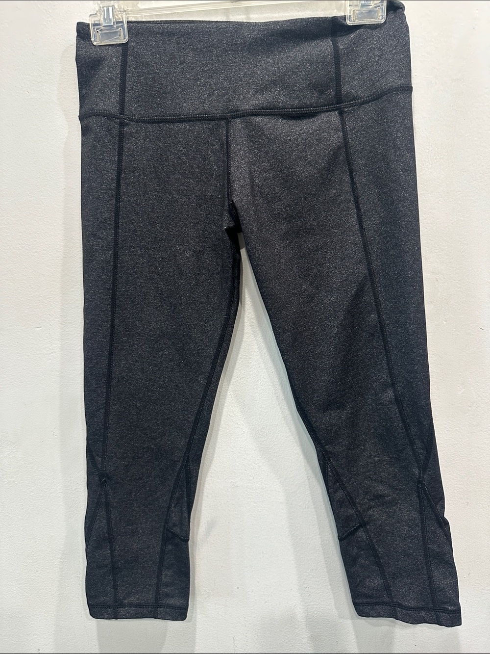 Lululemon gray cropped performance leggings size 6 workout running